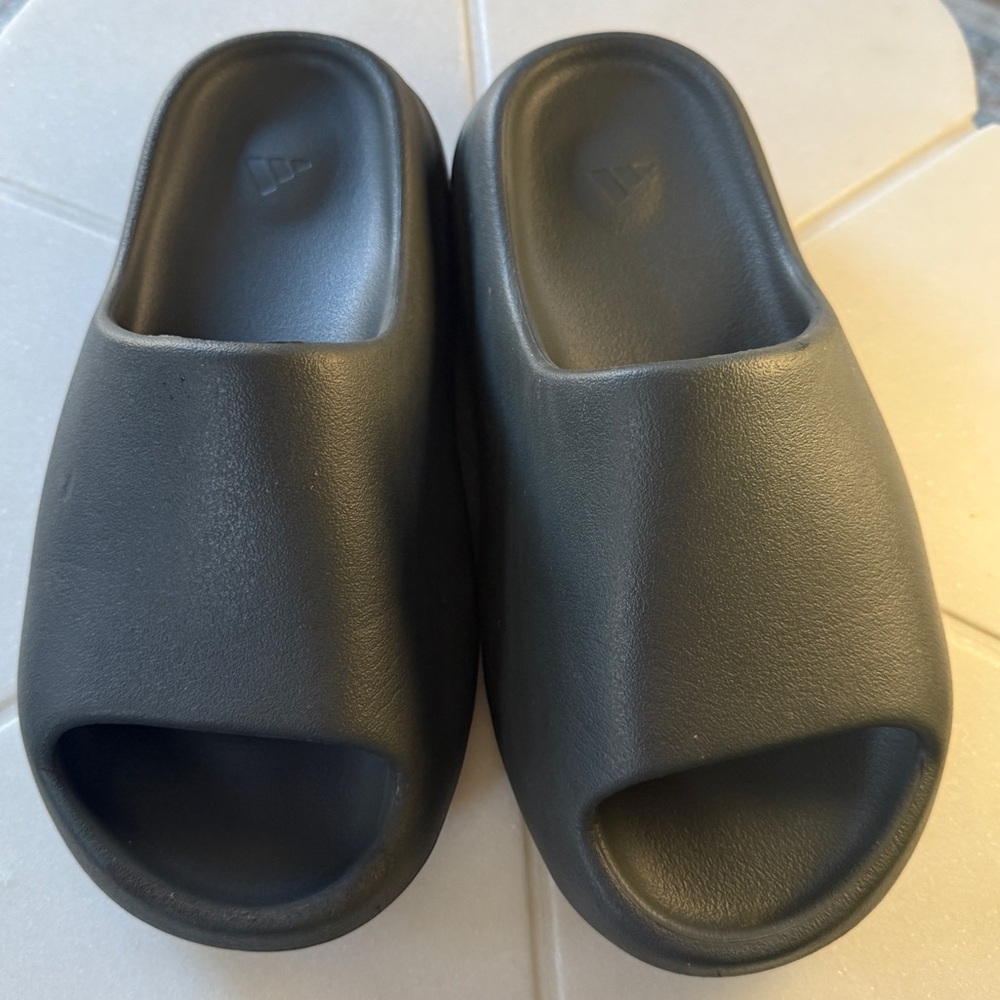 Adidas Yeezy Slide Onyx (Black) | Size 6 women’s/ 5 men’s